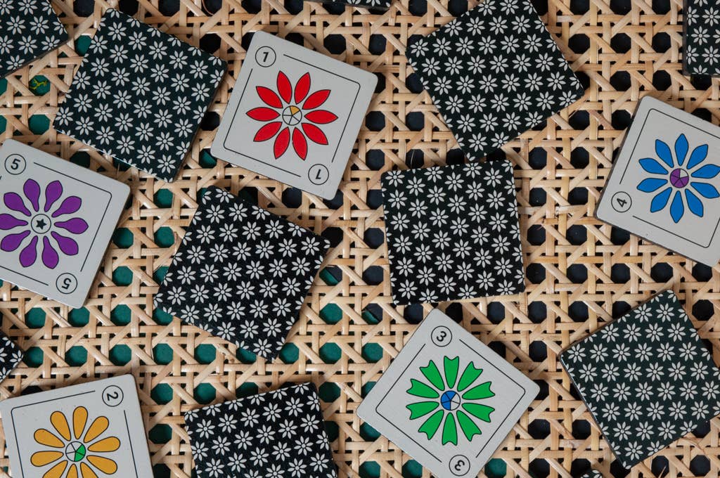 Kuzu's Maze: A Simple and Semi-Cooperative Puzzle Game