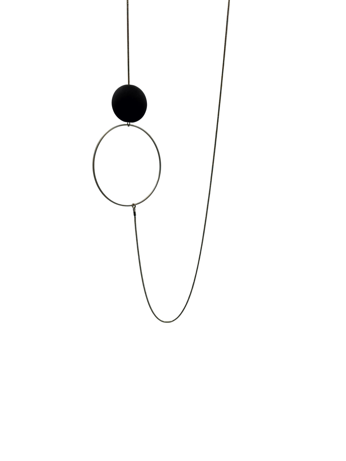 Abstract design with concentric circles on a gold chain